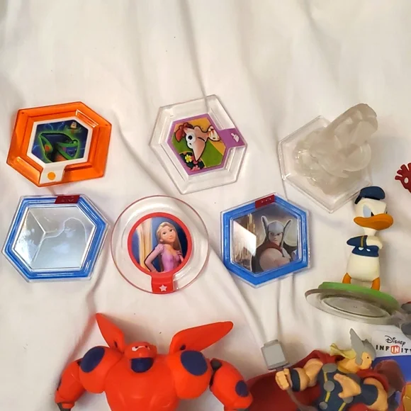 : Huge Mixed lot of over 16 DISNEY INFINITY charactersfigures 2.0
